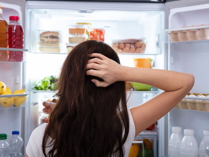 Frau auf der Suche nach Lebensmitteln im Kühlschrank | © iStock.com / AndreyPopov