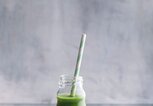 Gesunden grünen Smoothie mit Grünkohl in einer Flasche auf einem grauen Hintergrund | © iStock.com / Mila Bond