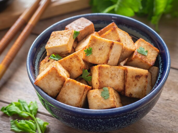 Tofu in einer Schüssel | © iStock.com / Amarita