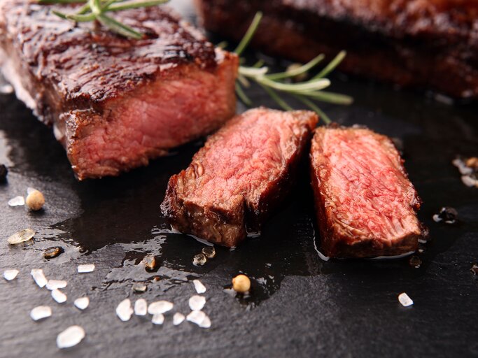 Grill-Rib-Eye-Steak oder Rumpsteak | © iStock.com / beats3