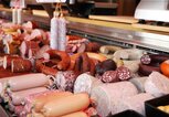 Vielfalt an feinen Wurstprodukten in einer Metzgerei | © iStock.com / U. J. Alexander