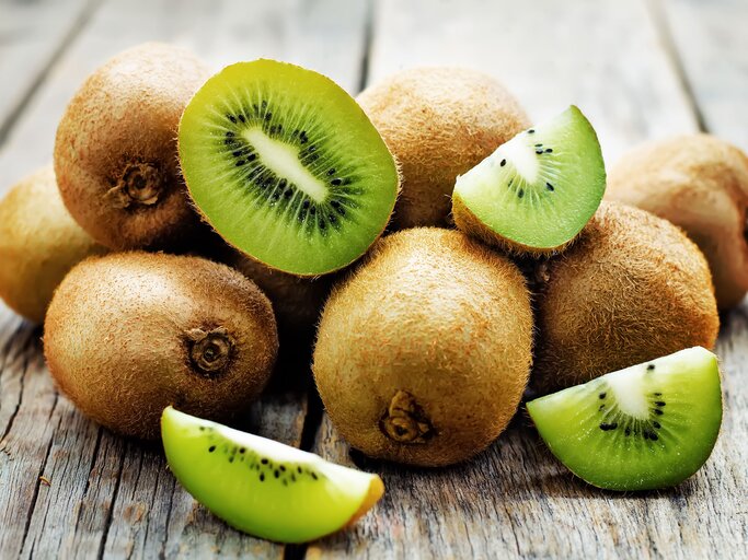 Kiwis | © iStock.com / nata_vkusidey