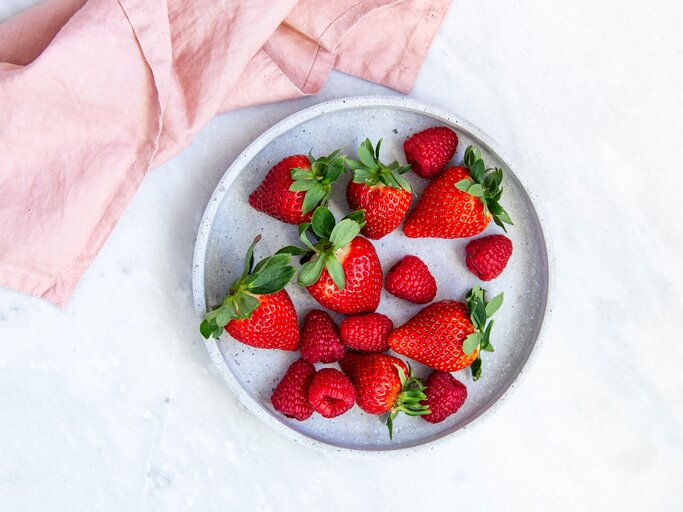 Erdbeeren in einer Schale auf Marmor-Grund | © iStock.com / izhairguns