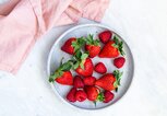 Erdbeeren in einer Schale auf Marmor-Grund | © iStock.com / izhairguns