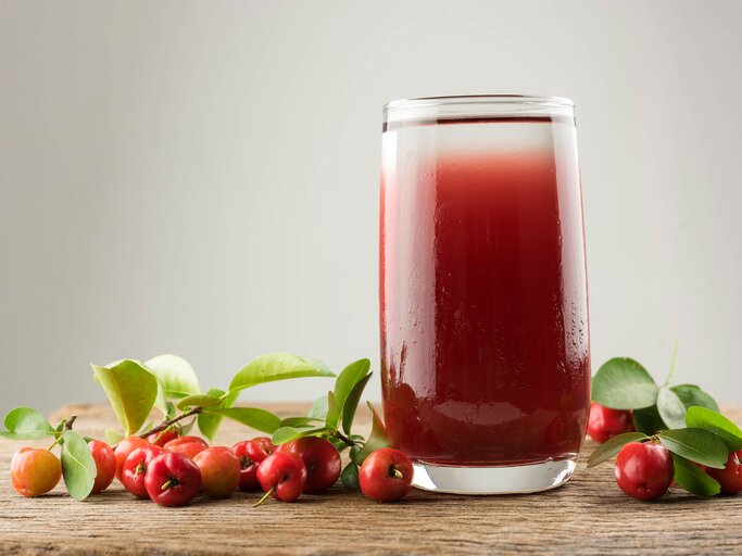 Acerola Saft mit frischen Früchten | © iStock.com / samuraioasis