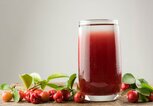 Acerola Saft mit frischen Früchten | © iStock.com / samuraioasis