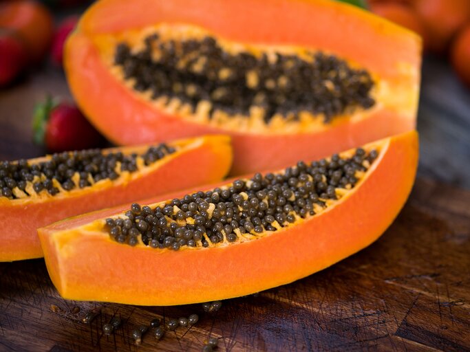 aufgeschnittene Papaya | © iStock.com / THEPALMER