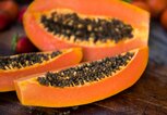 aufgeschnittene Papaya | © iStock.com / THEPALMER