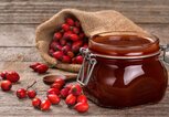 Hagebutten und Hagebutten-Marmelade | © iStock.com / ddsign_stock