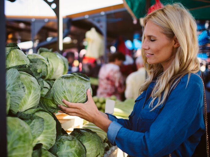 Frau kauft Gemüse auf dem Markt | © iStock.com / vgajic