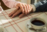 Hände eines Seniorenehepaares beim Kaffetrinken | © Getty Images | Westend61