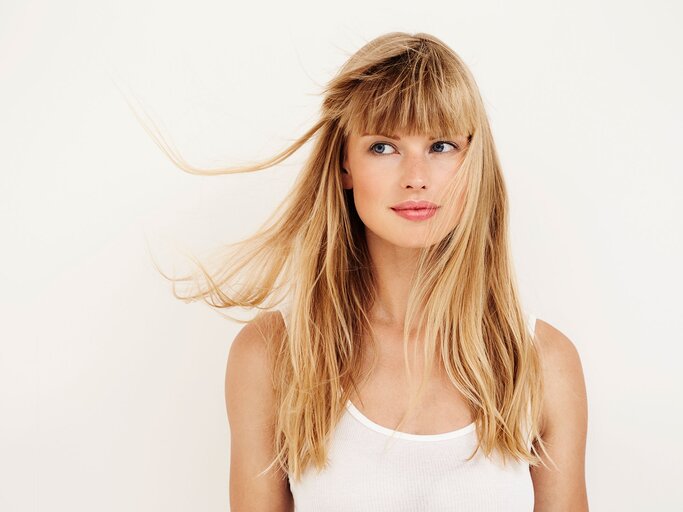 Junge Frau mit langen Haaren | © iStock.com / SanneBerg