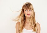 Junge Frau mit langen Haaren | © iStock.com / SanneBerg