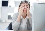 Frau reibt sich die Augen | © iStock.com / seb_ra