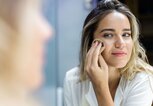 Frau trägt Make-Up auf | © iStock.com / skynesher