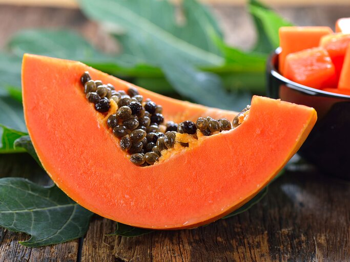 Papaya Stück auf Holz | © iStock.com / sommail