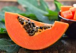 Papaya Stück auf Holz | © iStock.com / sommail