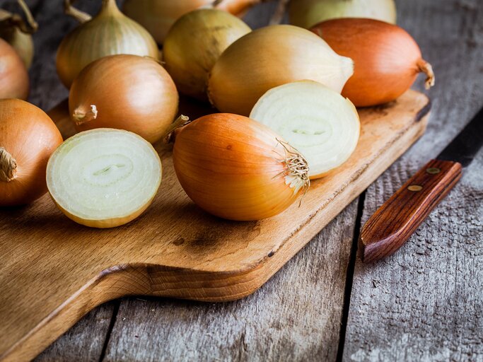 Zwiebeln auf einem Brett | © iStock.com / wmaster890