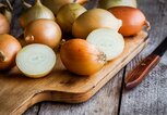 Zwiebeln auf einem Brett | © iStock.com / wmaster890