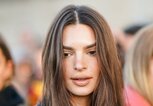 Emily Ratajkowski mit gestuftem Haarschnitt | © Getty Images / Edward Berthelot