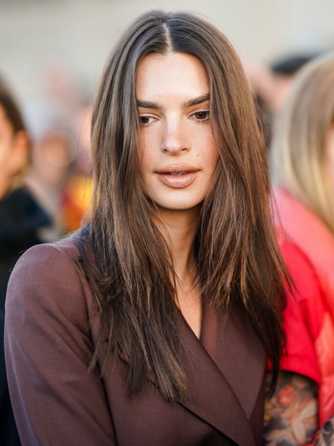 Emily Ratajkowski mit gestuftem Haarschnitt | © Getty Images / Edward Berthelot