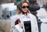Frau trägt auf der Pariser Fashion Week ein Kopftuch und eine dunkle Sonnenbrille. | © gettyimages.de / Christian Vierig