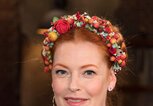 Enie van de Meiklokjes mit Blumenkranz im Haar | © Getty Images | Marc Pfitzenreuter
