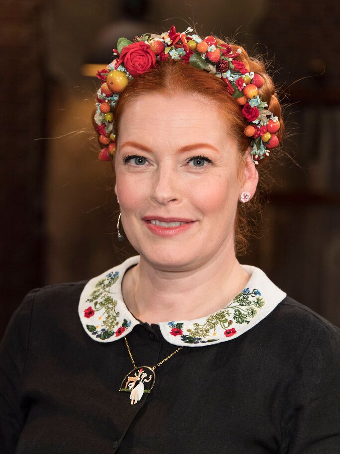 Enie van de Meiklokjes mit Blumenkranz im Haar | © Getty Images | Marc Pfitzenreuter