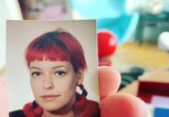 Enie van de Meiklokjes als junge Frau mit roten Haaren | © Instagram | @enieimturm