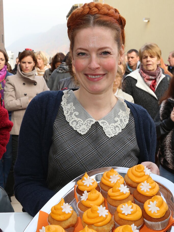Enie van de Meiklokjes mit einem Tablett mit Cupcakes | © Getty Images | TF-Images