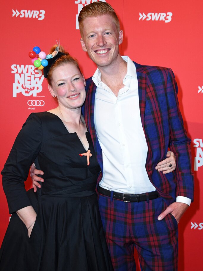 Enie van de Meiklokjes Amr in Arm mit ihrem Mann beim Photocall | © Getty Images | Tristar Media