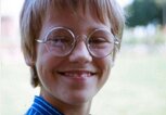 Mike Süsser als kleiner Junge mit Brille. | © instagram.com / mikesuesser