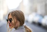 Portrait von einer Frau mit tiefem Pferdeschwanz und Sonnenbrille | ©  gettyimages.de| Jeremy Moeller