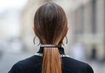 Frau trägt einen tiefen Zopf, der mit einer Haarspange befestigt ist. | © gettyimages.de / Edward Berthelot