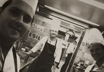 Christian Hümbs in der Küche mit Kochhaube | © Instagram | @christian_huembs