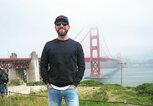 Christian Hümbs posiert vor der Golden Gate Bridge in San Francisco | © Instagram | @christian_huembs