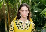 Model in einem Blumenkleid mit Bralette in Gelb | © gettyimages.de | Victor VIRGILE 