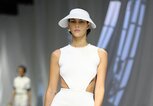 Model in weißem Kleid mit Cut-Outs und elegantem Hut | © gettyimages.de | 