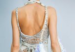 Details von einem Kleid im Fischernetz-Look | © gettyimages.de | Victor VIRGILE