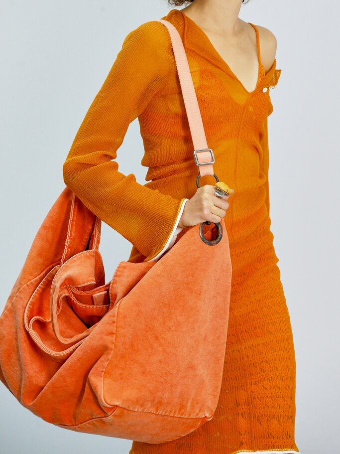 Details von einem Runway-Look in Orange mit XXL-Tasche | © gettyimages.de | Victor VIRGILE