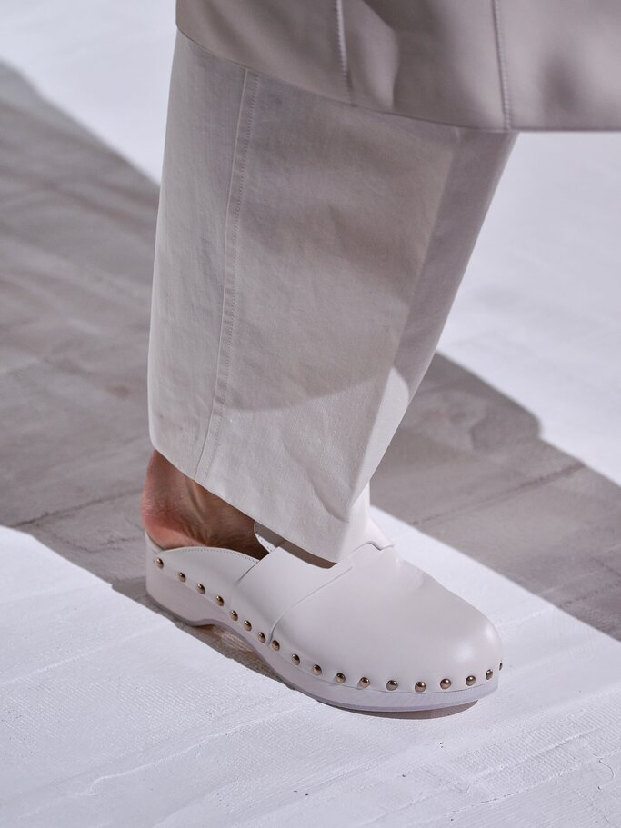 Details von Clog-Schuhen in Taupe mit Nieten | © gettyimages.de | Peter White