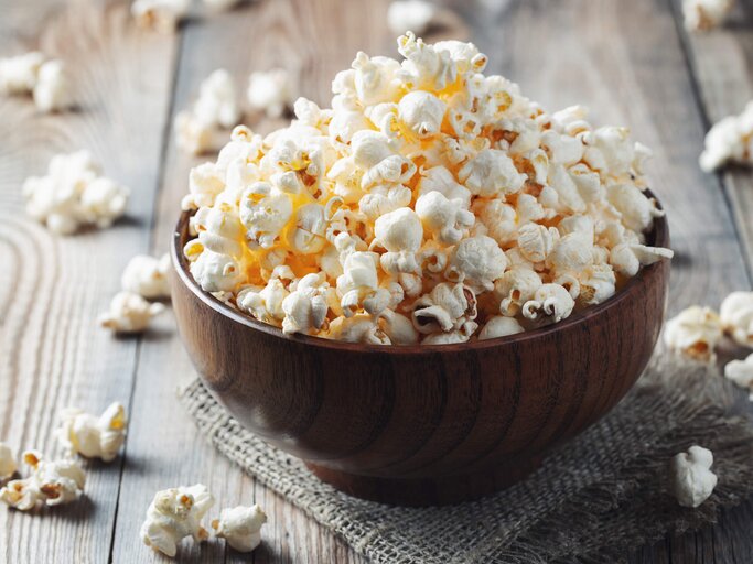 Schale mit Popcorn | © istockphoto.com | vasiliybudarin