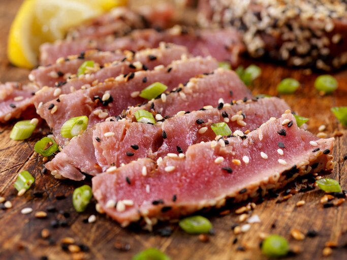 Aufgeschnittenes Thunfischsteak mit Sesamkruste | © istockphoto.com | LauriPatterson