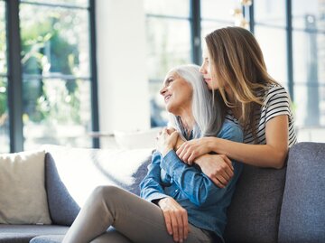 Mamas Ratschläge geben Sicherheit & Halt. Warum man vor allem beim Kauf eines BHs auf sie hören sollte. | © gettyimages.de / steve brookland