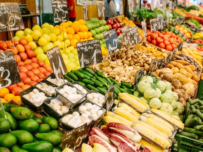 Im Supermarkt sortiertes Obst und Gemüse. | © gettyimages.de / Alexander Spatari