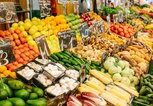 Im Supermarkt sortiertes Obst und Gemüse. | © gettyimages.de / Alexander Spatari