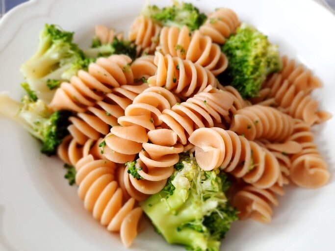 Ein Teller mit Spirelli-Nudeln und Brokkoli. | © gettyimages.de / Massimo Ravera