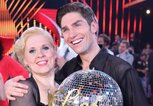 Maite Kelly hält zusammen mit Christian Polanc eine Trophäe von Lets Dance | © gettyimages.de|Ralf Juergens 