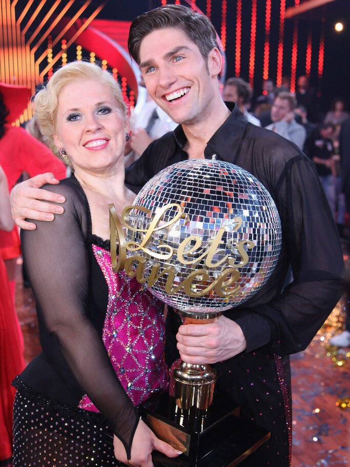 Maite Kelly hält zusammen mit Christian Polanc eine Trophäe von Lets Dance | © gettyimages.de|Ralf Juergens 