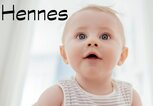 Süßes Baby mit dem Namen Hennes | © gettyimages.de|Westend61